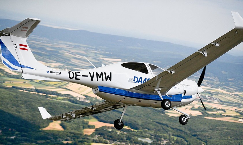 Eine Diamond eDA40 in der Luft: Das Flugzeug hat die Batterien am Rumpf verbaut.