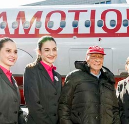 Niki Lauda mit Crew: Die Airline fliegt für Eurowings.