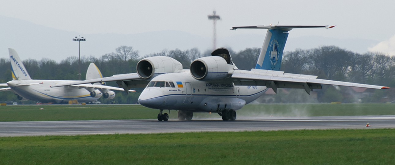 Antonov An-74, eine Variante der An-72:  Das Flugzeug ...