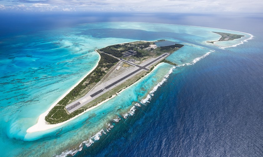 Das Midway Atoll: Vorne Sand Island, dahinter Eastern Island, auf der noch ehemalige Pisten zu erkennen sind.