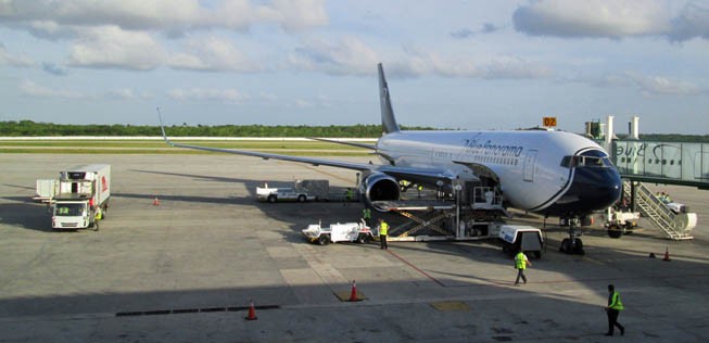 Blue Panorama Boeing 767-300 er auf dem Juan Alberto Gomez  Flughafen in Varadero, Kuba.