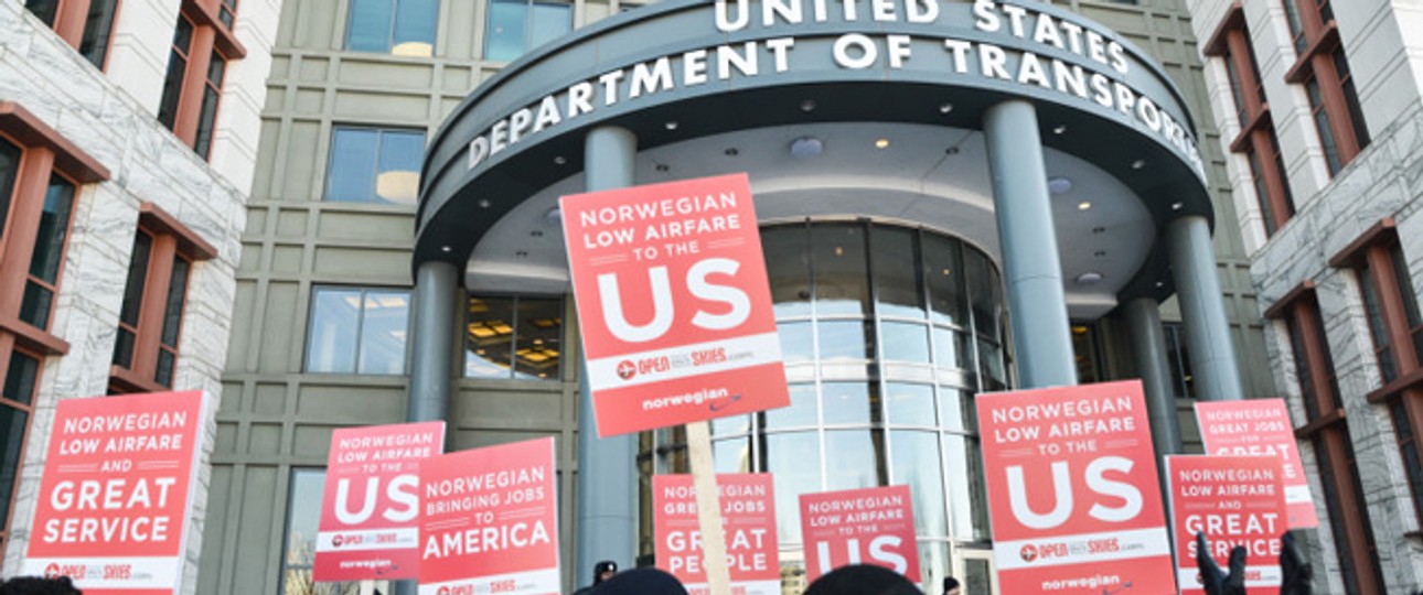 Norwegian-Mitarbeiter vor dem US-Transportministerium: Eine provisorische Lizenz hat die Fluggesellschaft schon.