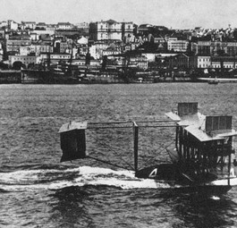 Die Curtiss NC bei Ankunft der US Navy in Lissabon am 27. Mai 1919: Zum ersten Mal überquerte ein Luftfahrzeug aus eigener Kraft den Atlantik.