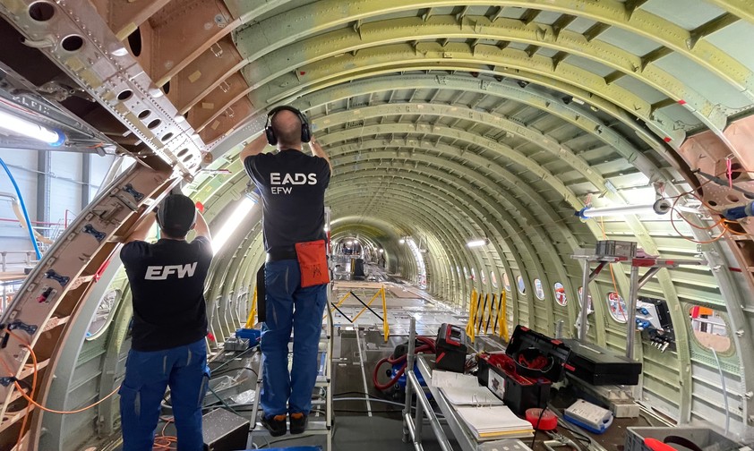 Frachterumbau in einem Airbus A330 bei den Elbe Flugzeugwerke in Dresden.