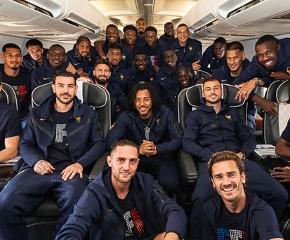 Das französische Nationalteam bei der Anreise am 12. Juni: Die Mannschaft wurde von Klasjet nach Paderborn gebracht.