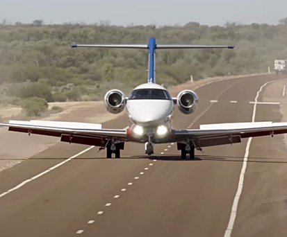 Hier landet ein Pilatus PC-24 auf der Straße