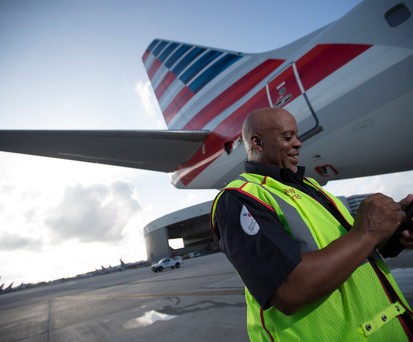 Angestellter von American Airlines Die Fluglinie schichtet um.