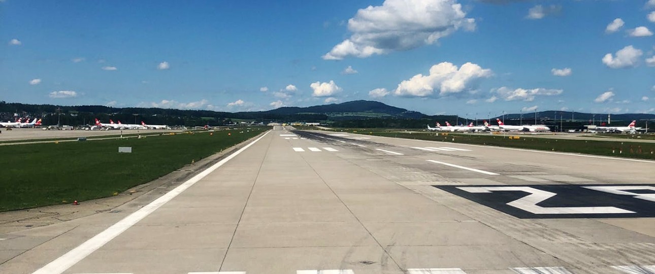 Runway at the airport in Zurich: Those who fly in the future will have to pay a ticket levy.