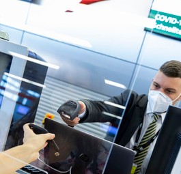 Schalter am Flughafen Wien: Die Bordkarte wird nur mit negativem test freigeschaltet.