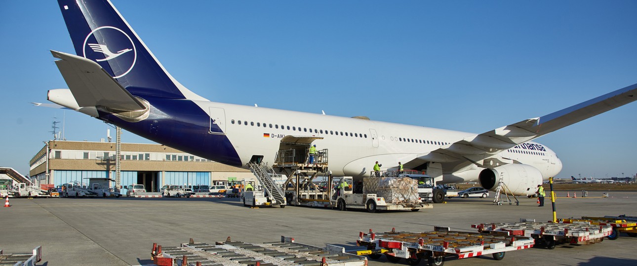 Beladung eines Airbus A330: Lufthansa will mehr Platz im Frachtraum schaffen.