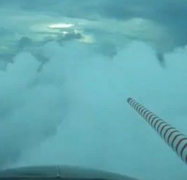 Flugzeug fliegt ins Auge von Hurrikan Laura