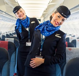 Flugbegleiterinnen von Air Serbia: Es gibt doch wieder Snacks in der Eco.