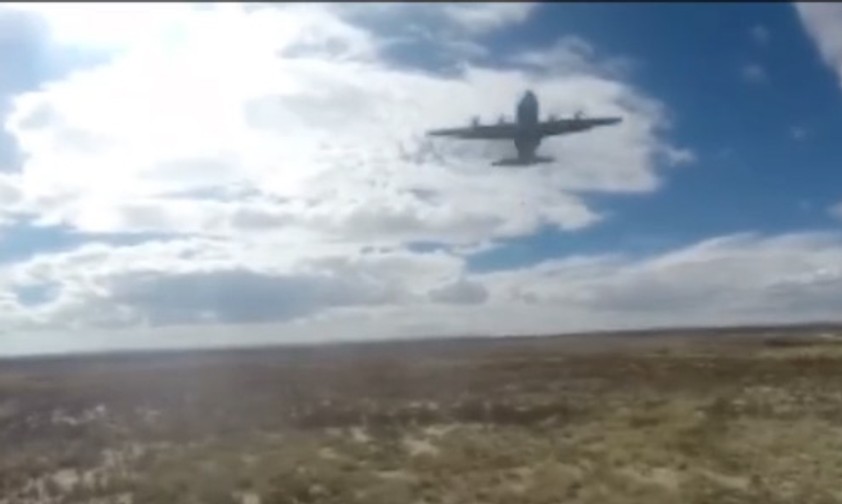 Flugzeugfracht fällt auf Kamera