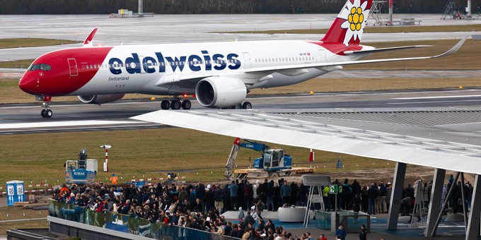 Hunderte Schaulustige verfolgten die Ankunft.