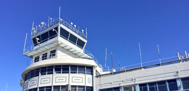Der Flughafen wurde früher von der US Navy genutzt. Heute sind Boeing (Herstellung der C-17) und Gulfstream (Wartung) wichtige Nutzer.