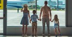 Familie am Flughafen: Es gibt verschiedene Gründe, weshalb auf Flugreisen verzichtet wird.