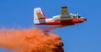Eine Conair Turbo Firecat: Abwurf in zwei Phasen.