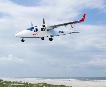 Tecnam P2006T von OFD über der Küste von Juist (Montage): Gebt nicht mehr ab.