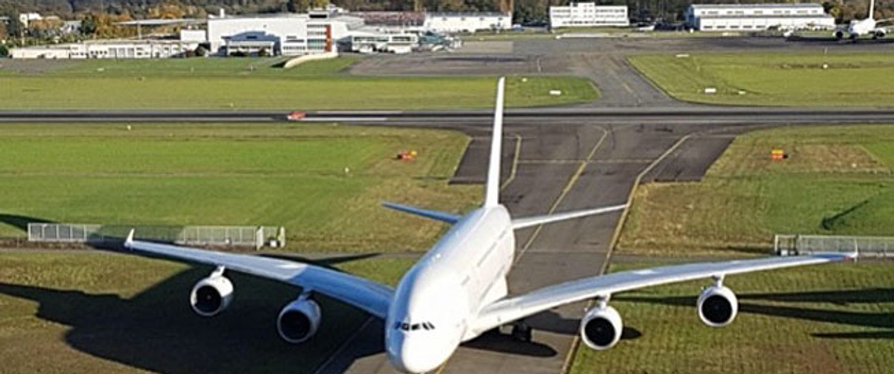 Am 13. November kam der erste Airbus A380, der geparkt wird, in Tarbes an.