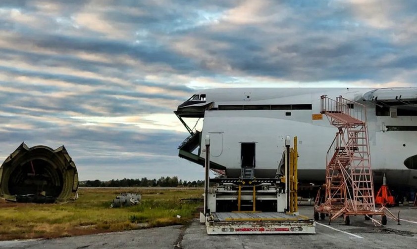 Die Antonov An-124 mit dem Kennzeichen ...