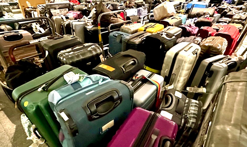 Koffer-Stau am Flughafen Zürich: Die Berge sollen bald abgebaut sein.