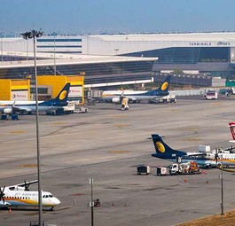 Flieger am Flughafen von Delhi: Indien verbietet Inlands- und Auslandsflüge.