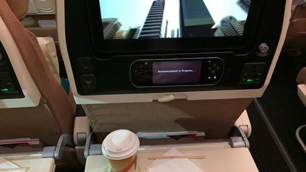 Auch in der Boeing 787 bietet Etihad den Economy-Passagieren mehr Platz und einen großen Bildschirm. Gestuhlt ist in einer 3-3-3-Formation. Das ist gewöhnungsbedürftig.