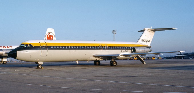 Monarch Airlines setzte ab 1975 vier «lange» BAC 1-11 auf ihren Charterflügen ein, darunter die BAC 1-11-518FG G-AXMG. Bei ihr handelt es sich übrigens um die vorne abgebildete, spätere ZS-NMT der Nationwide (London-Luton, Dezember 1982).