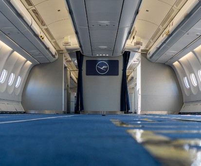Airbus A330 von Lufthansa: Aus dem Passagierjet wird ohne Sitze ein Prachter.