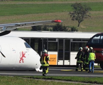 Szenen eines ungewöhnlichen, aber zum Glück glimpflich ausgegangenen Unfalls. Die Bombardier Dash 8 Q400 blieb am 30. September 2015...