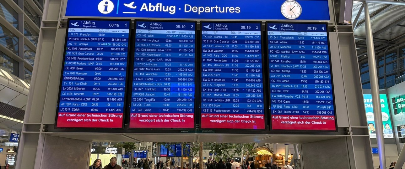 Anzeigetafel am Flughafen Düsseldorf: Es kommt aktuell aufgrund einer IT-Störung zu Verzögerungen.