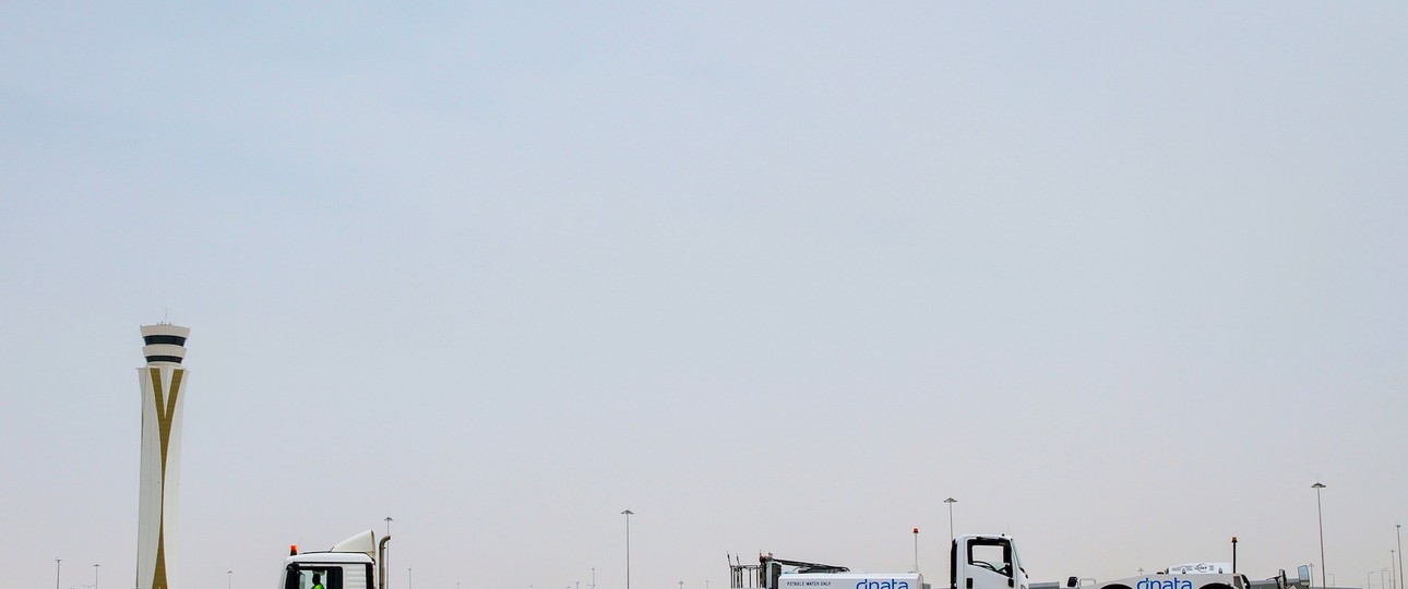 Transportfahrzeuge in Dubai: Bald geht es mit der Pistensanierung los.