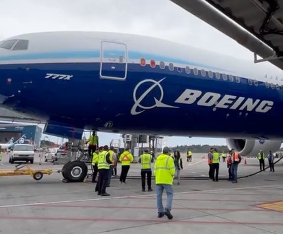 Die Boeing 777-9, die größere Variante der 777X am am Gate in Seattle/Tacoma: Passt.
