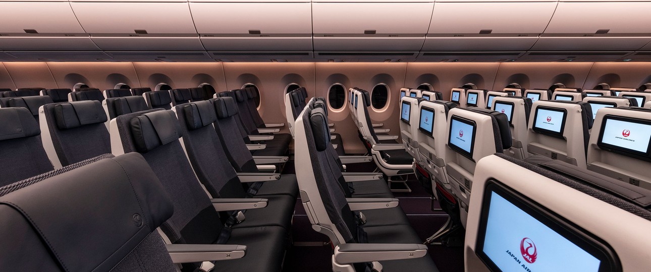 Die Kabine der neuen A350-900 von Japan Airlines JAL: Hier zu sehen ist die Economy Class, ...