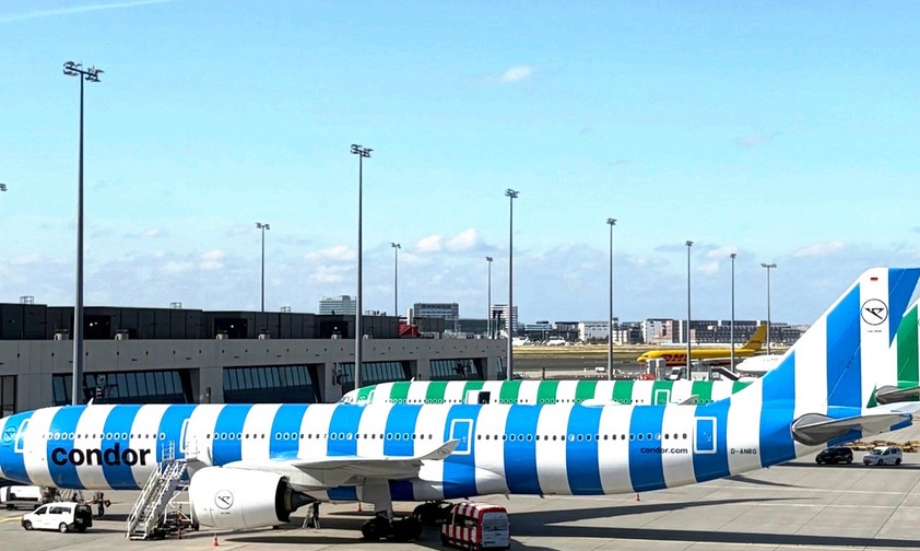 Airbus A330 Neo von Condor in Frankfurt: Die Fluglinie muss sparen.