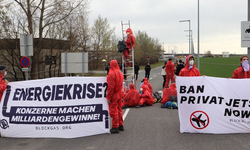 Klebende Aktivist:innen in Wien: Gegen Privatjets.