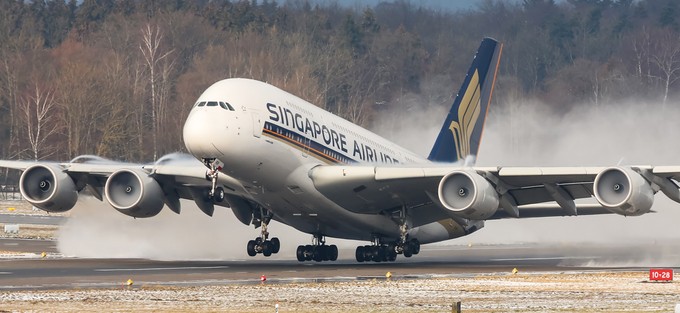 <strong>Singapore Airlines:</strong> Im Jahr 2018 war die Fluggesellschaft aus Singapur die erste A380-Betreiberin, <a href="https://www.aerotelegraph.com/jetzt-werden-die-ersten-airbus-a380-zerlegt">welche einen Superjumbo zerlegen ließ</a>. Von einst 24 Airbus A380 hat sie noch 17, von denen aktuell aber nur zehn abheben.