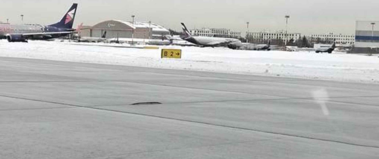 Piste 06C/24C am Airport Sheremetyevo: Das Bild zeigt die sich lösenden Fugendichtungen.