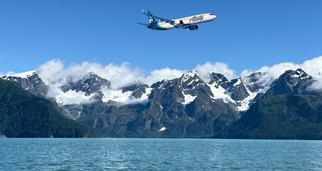 Boeing 737 Max 10 über Alaska (Montage): Alaska Airlines baut aus. 