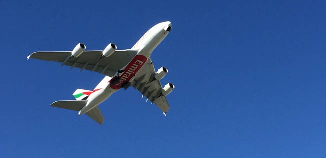Airbus A380 von Emirates im Flug.