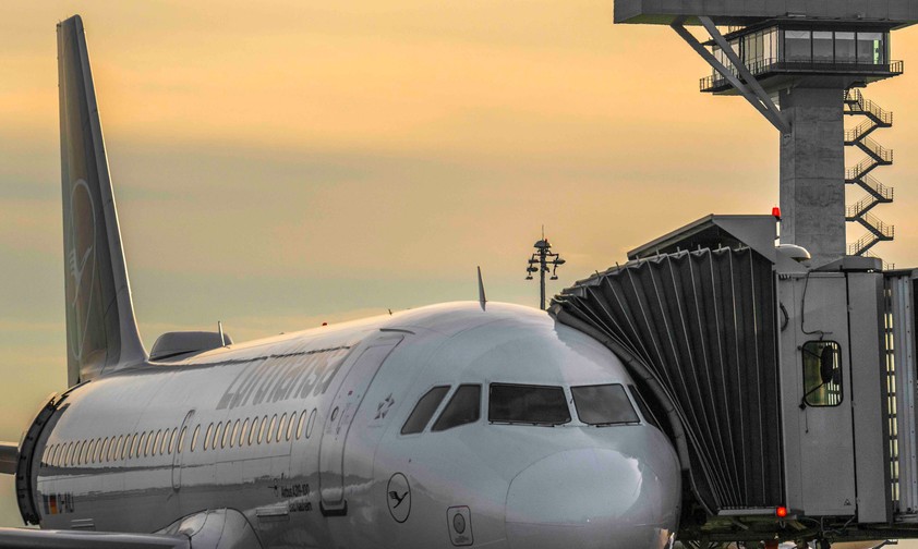 Airbus A319 von Lufthansa am BER: Die Airline fliegt von Frankfurt weniger nach Berlin.