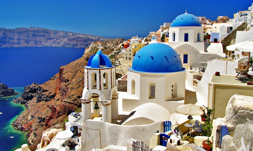 Griechenland (hier im Bild Santorini) schnitt im Juli und August 2021 unter den Flugreisezielen der Deutschen in Europa am besten ab. In das Land reisten sogar 10 Prozent mehr Fluggäste aus <strong>Deutschland</strong> als im Juli und August 2019.