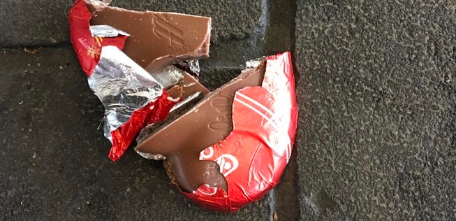 Auch die berühmten Schoko-Herzen sollen Teil der Auktion sein - aber wohl in besserem Zustand als dieses hier.