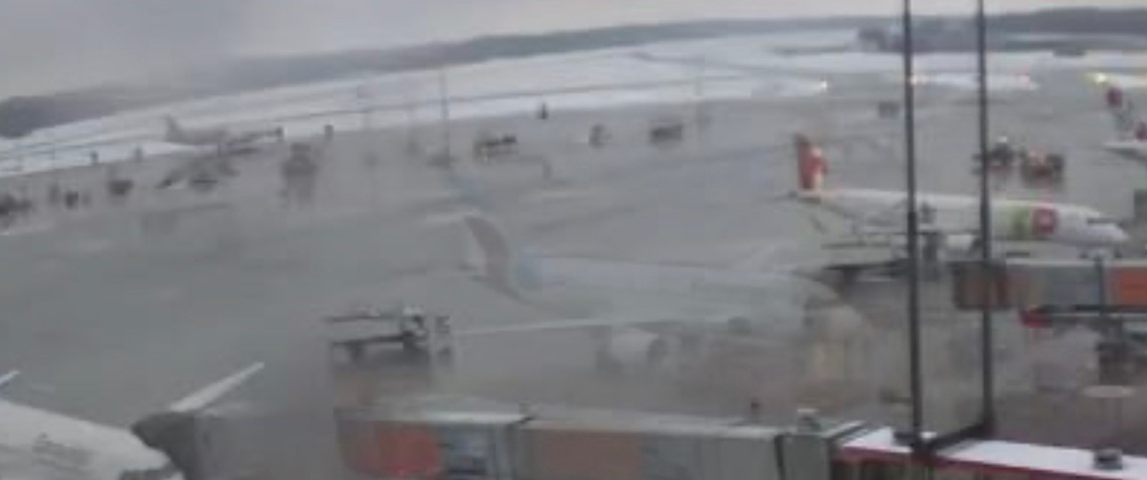 Blick vom Terminal aufs Vorfeld: Am Flughafen Hamburg lag am Mittwoch Schnee.