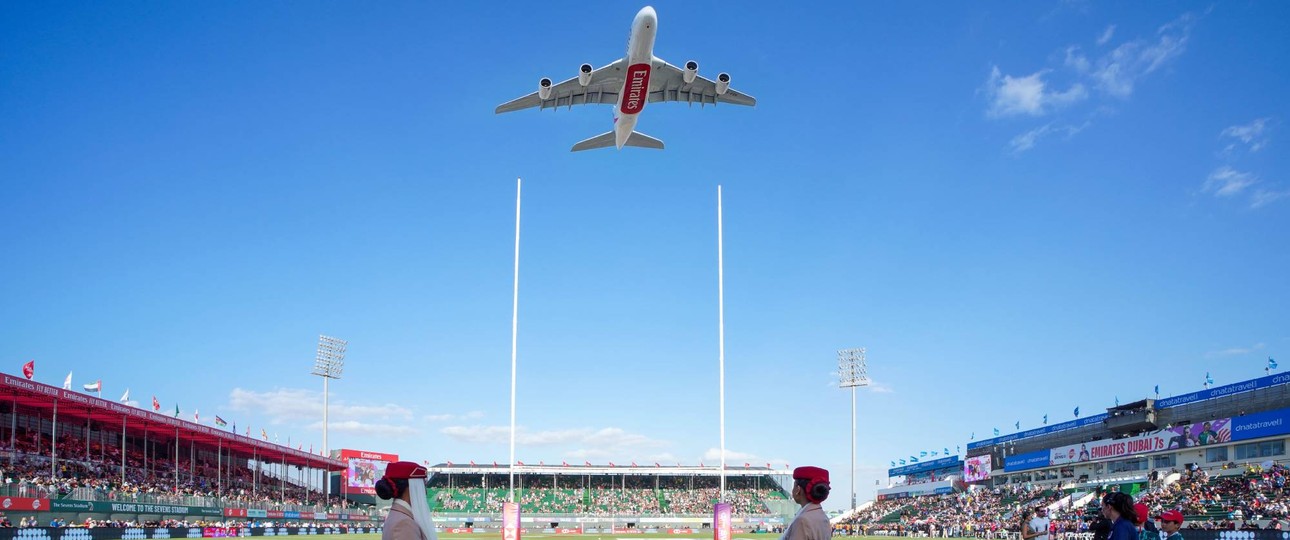 A380 von Emirates: Die Golf-Airline schickte einen A380 zur Feier des Nationalfeiertages über das Rugby-Stadion.