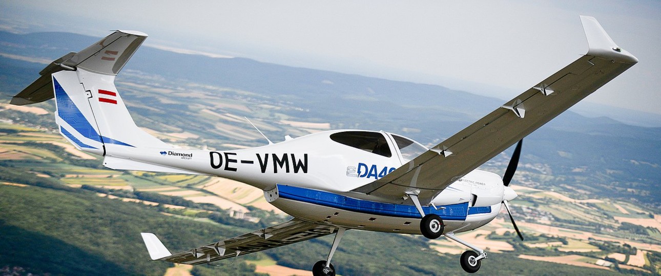 Eine Diamond eDA40 in der Luft: Das Flugzeug hat die Batterien am Rumpf verbaut.