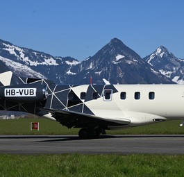 Pilatus PC-24 beim Hersteller im Schweizer Kanton Nidwalden: Trägt vorne den Platoon-Schriftzug und hinten das Schweizer Testkennzeichen HB-VUB.