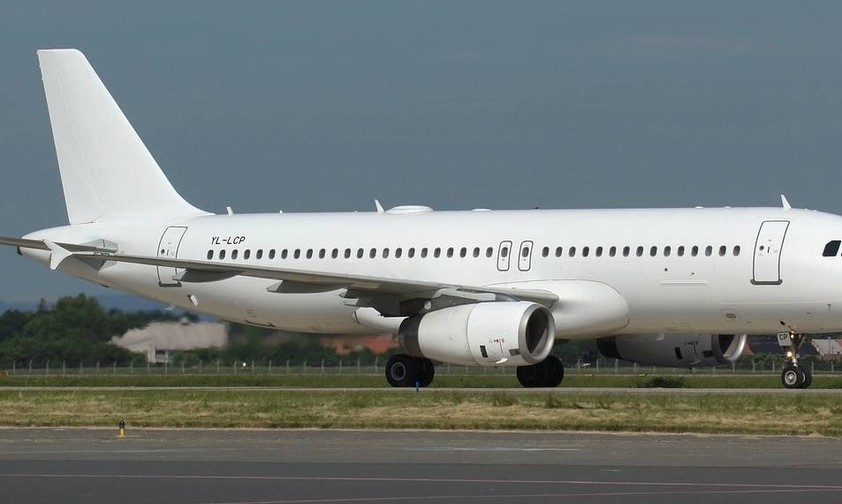 Der Airbus A320 mit dem Kennzeichen YL-LCP: Das Flugzeug der lettischen Wet-Lease-Anbieterin Smart Lynx...