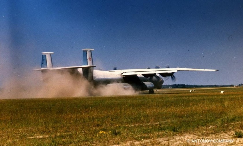 Eine Antonov An-22 landet in einem Feld: Ein Wunderwerk.