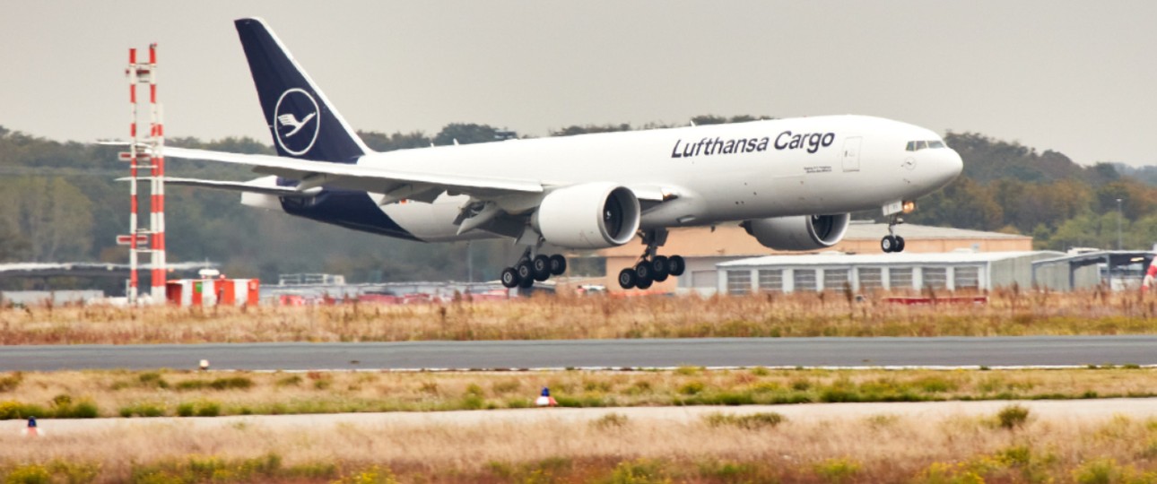 Lufthansa Cargos neue Boeing 777 F bei ihrer ersten Landung in Frankfurt: Der Jet ...